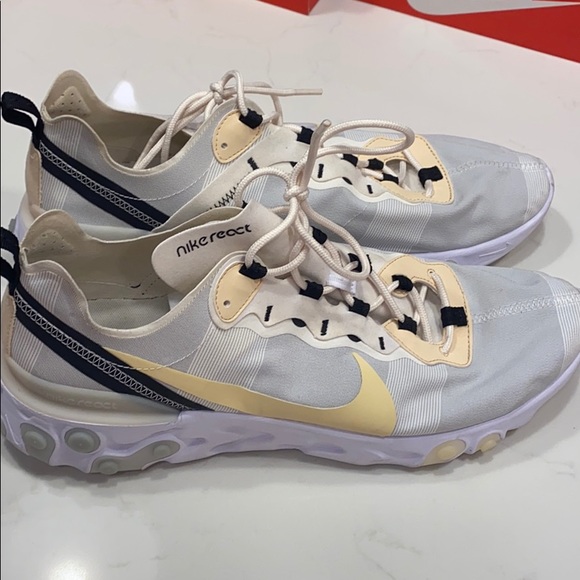 Gently used without a box Nike shoes - Picture 1 of 3